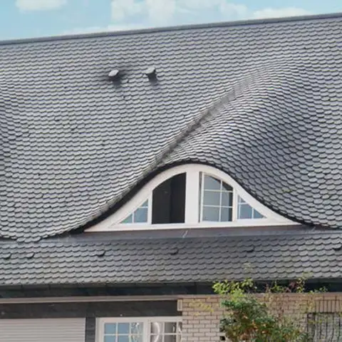 Ästhetische Holzfenster Maßgeschneiderte Holzfenster auf Dachschräge